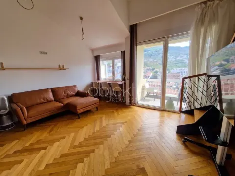 Dnevni boravak sa kožnom garniturom, drvenim parketom i izlazom na terasu. - image 5