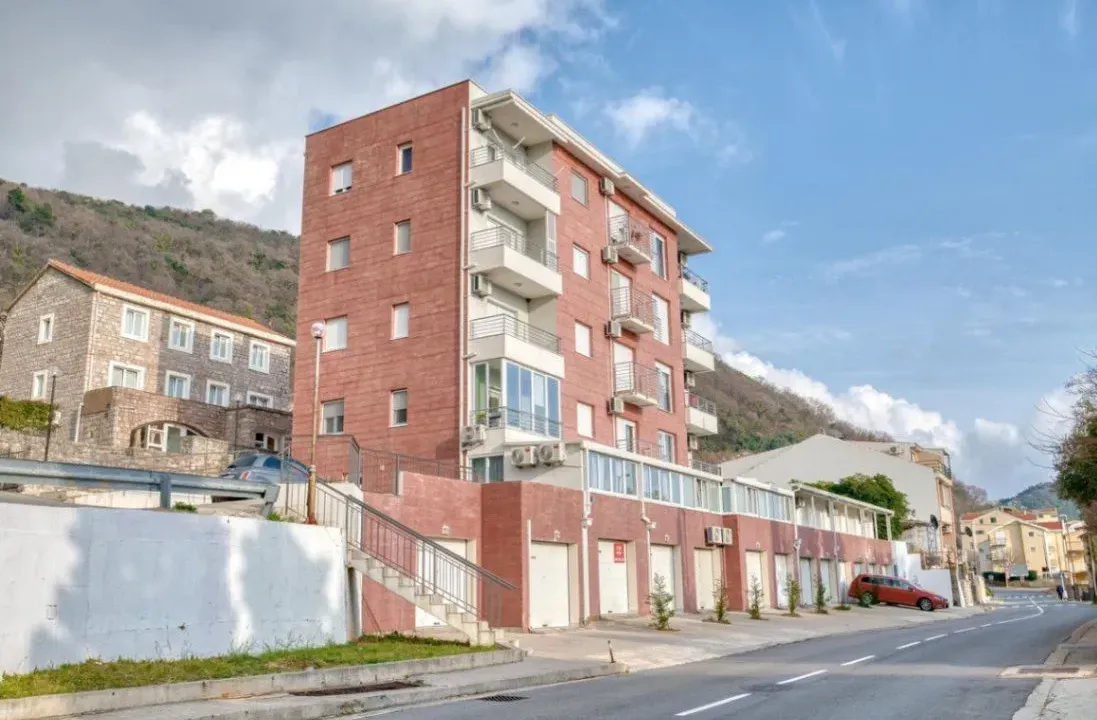 Rent, two bedroom apartment, 60m², Petrovac, Budva