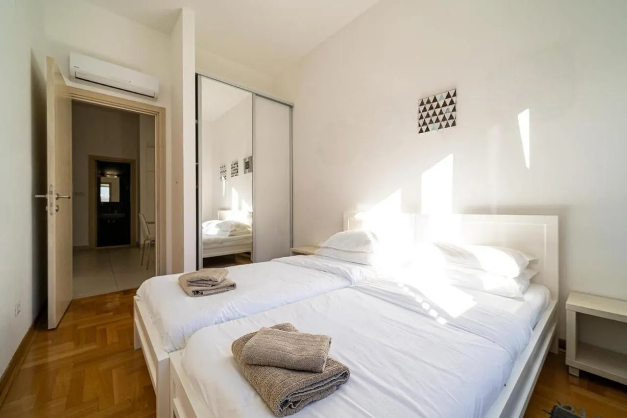 Prodaja, dvosoban stan, 84m², Morinj, Kotor