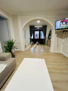 Dnevna soba sa garniturom, televizorom i pogledom prema ulaznim vratima. - image 3