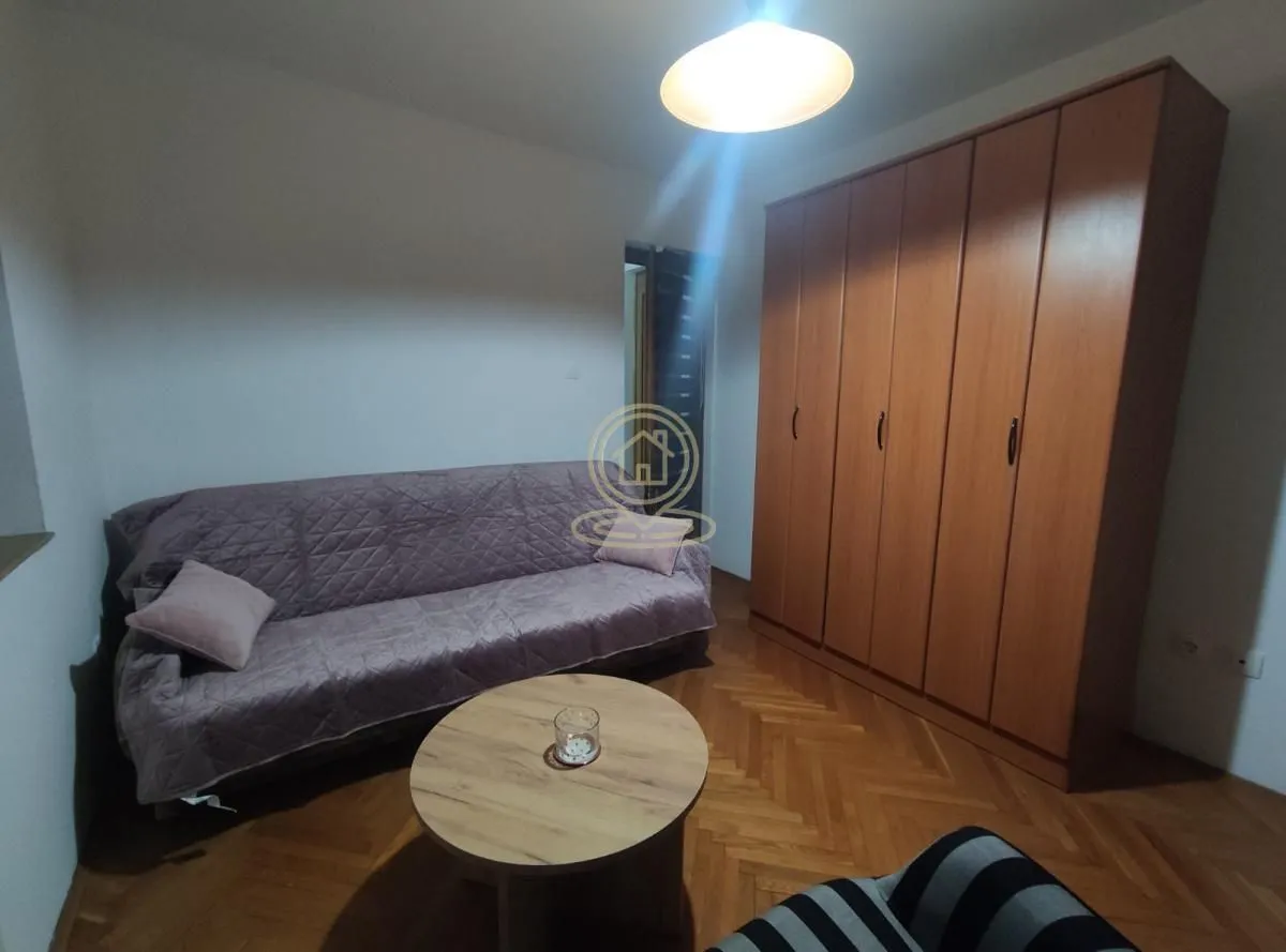 Izdavanje, dvosoban stan, 60m², Centar, Novi Sad