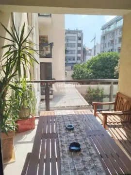 Nameštena terasa sa trpezarijskim stolom i pogledom na okolne zgrade. - image 10