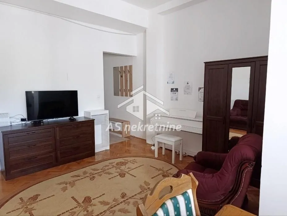 Izdavanje, trosoban stan, 80m², Savski Venac, Beograd