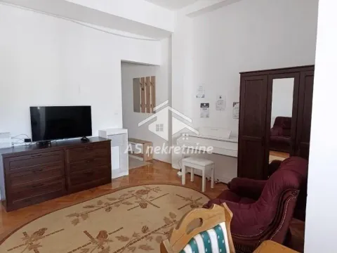 Izdavanje, trosoban stan, 80m², Savski Venac, Beograd - image 2