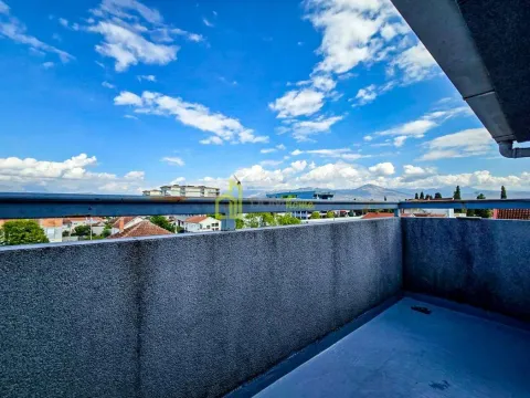 Otvoreni balkon sa pogledom na okolnu četvrt i planine u pozadini. - image 17