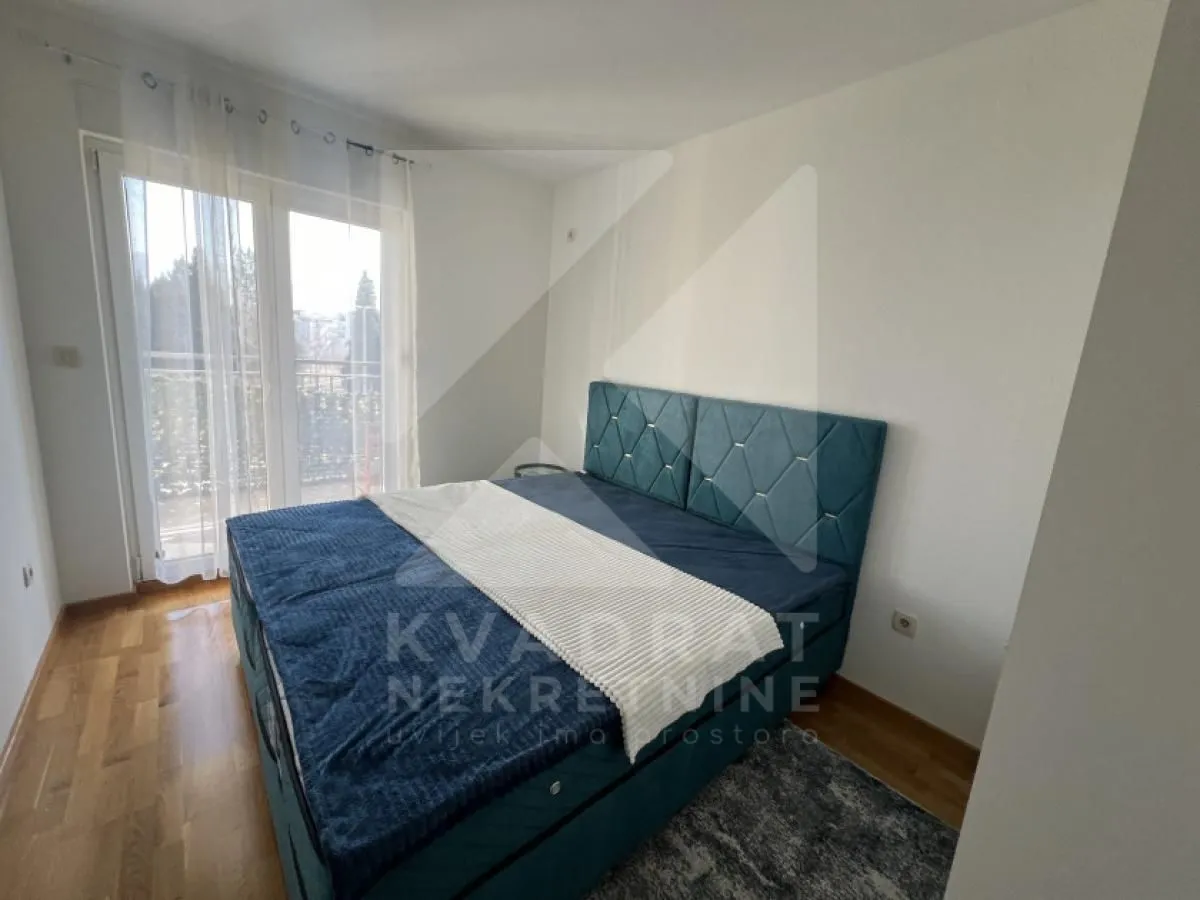 Bedroom with a double bed and access to the terrace.