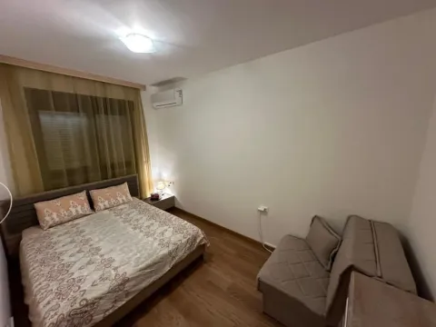 Spavaća soba sa bračnim krevetom, manjim kaučem i klima uređajem. - image 5