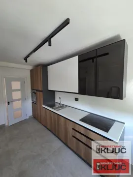 Moderna kuhinja sa drvenim elementima i ugrađenom pločom za kuvanje. - image 7