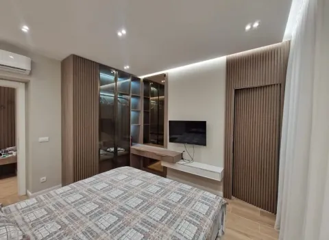 Moderna spavaća soba sa bračnim krevetom, ugradnim plakarima i televizorom. - image 6