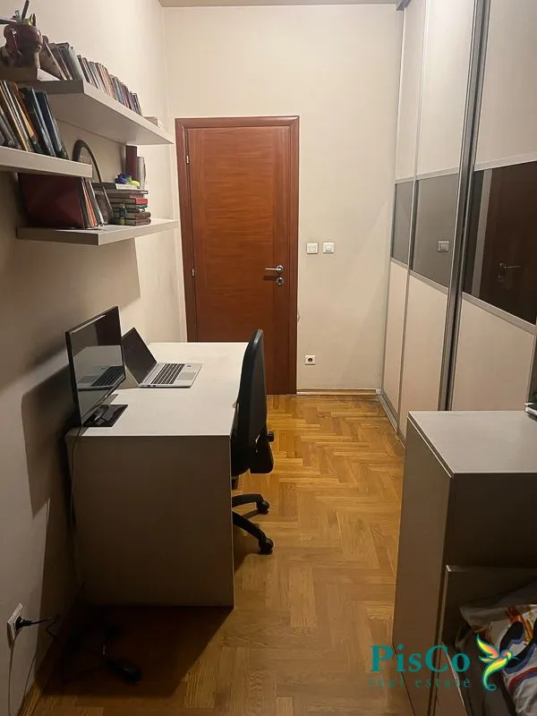 Izdavanje, trosoban stan, 130m², Preko Morače, Podgorica