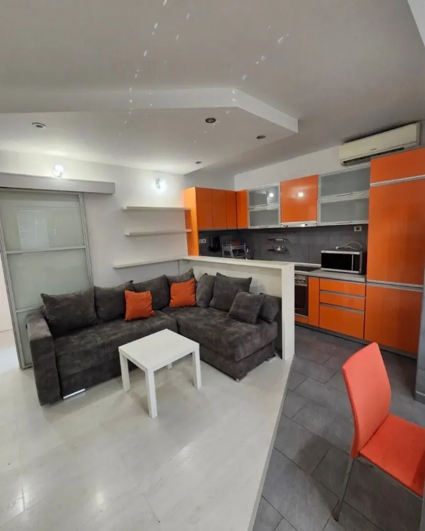 Izdavanje, dvosoban stan, 66m², Dobrota, Kotor