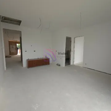 Nepotpun enterijer prostorije u fazi renoviranja sa malterisanim zidovima i golim podom. - image 10