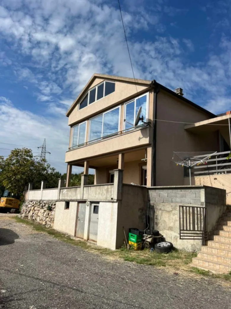 Izdavanje, kuća, 140m², Vranići, Podgorica