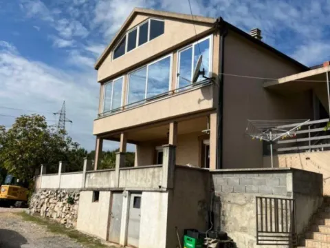 Izdavanje, kuća, 140m², Vranići, Podgorica