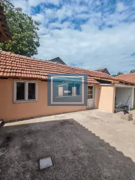 Pogled na dvorište i spoljašnjost prizemne kuće sa krovom od crepa. - image 3