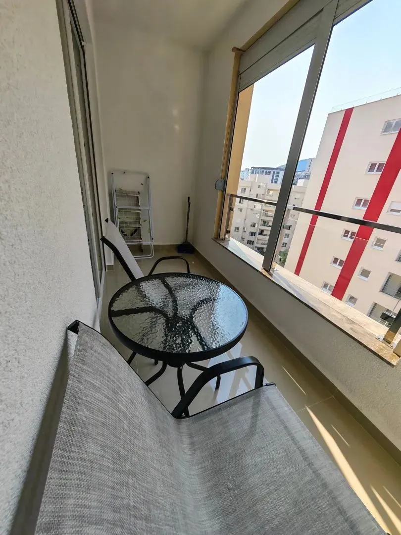 Manji zatvoreni balkoni sa garniturom za sjedenje i pogledom na grad.