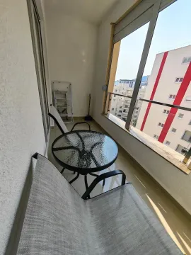 Manji zatvoreni balkoni sa garniturom za sjedenje i pogledom na grad. - image 11