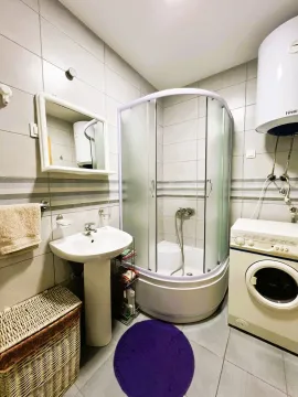 Kupatilo opremljeno tuš kabinom, umivaonikom i veš mašinom. - image 6