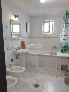 Kupatilo opremljeno sa kadom, umivaonikom i sanitarijama. - image 9