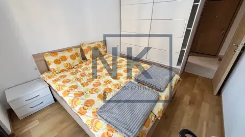 Namještena spavaća soba sa bračnim krevetom, bijelim garderoberom i noćnim stočićem. - image 7