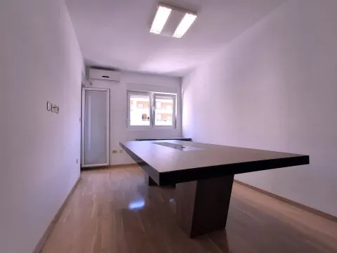 Izdavanje, poslovni prostor, 75m², City Kvart, Podgorica - image 9