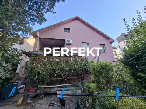 Pogled na zadnju stranu kuće sa dvorištem i zelenilom. - image 11