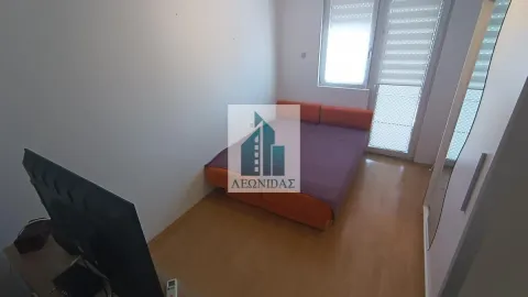 Nameštena spavaća soba sa krevetom i televizorom. - image 14
