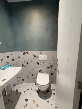 Manje kupatilo sa modernim pločicama i sanitarijama. - image 2