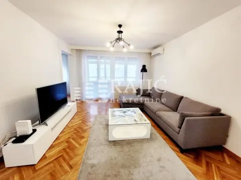 Prostrana i svetla dnevna soba sa garniturom i TV komodom. - image 2