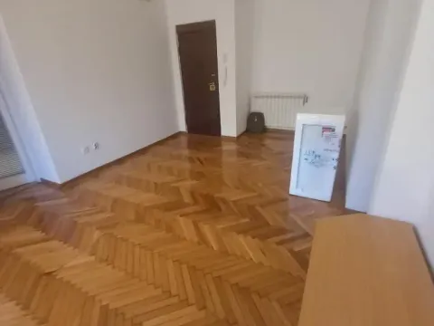 Izdavanje, trosoban stan, 65m², Stari Grad, Beograd - image 2