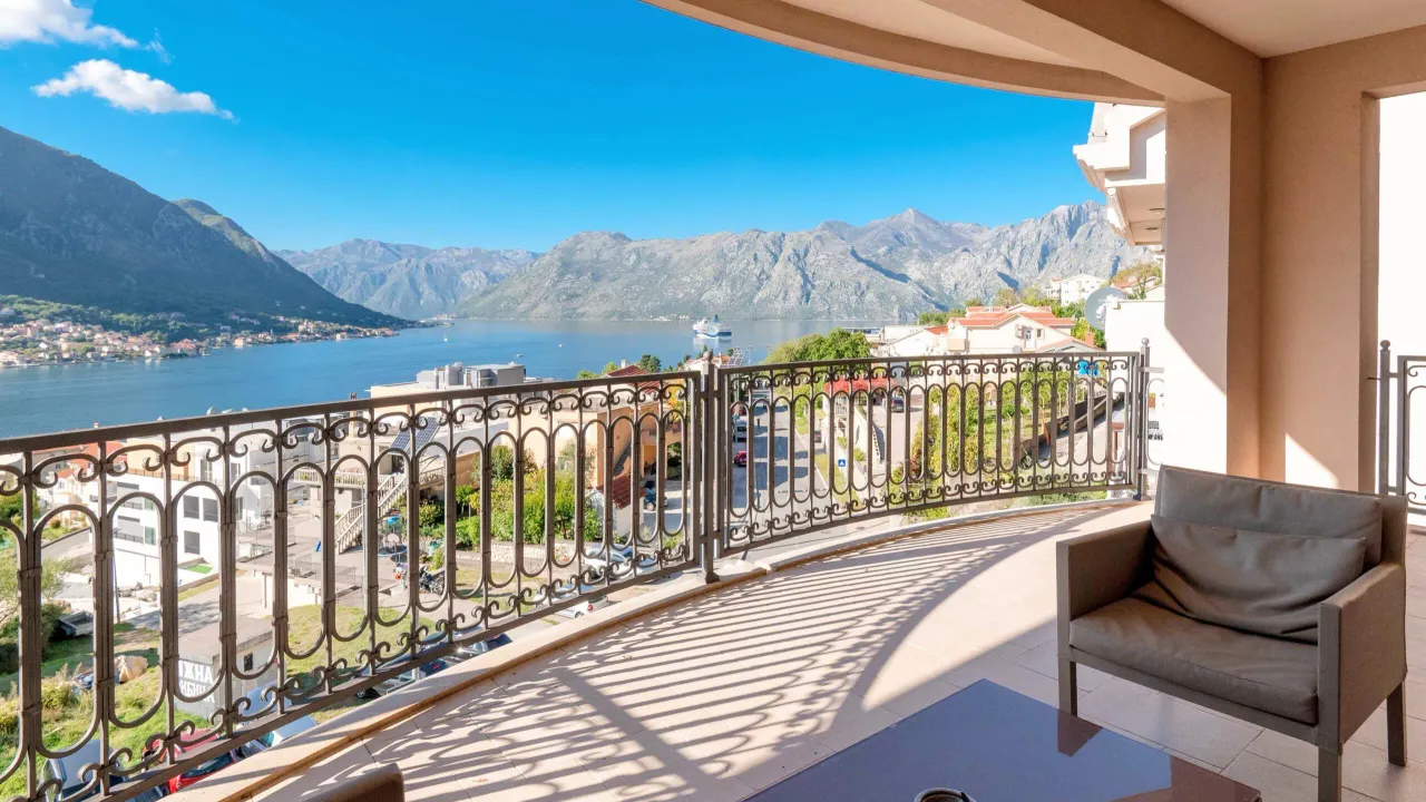 Prodaja, dvosoban stan, 106m², Dobrota, Kotor