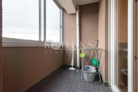Zastakljeni balkon sa podnim pločicama i opremom za čišćenje. - image 9