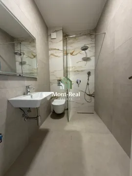 Moderno opremljeno kupatilo sa tuš kabinom i umivaonikom. - image 11
