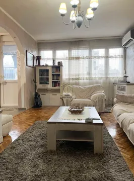 Dnevna soba sa garniturom, stočićem i parketom. - image 6