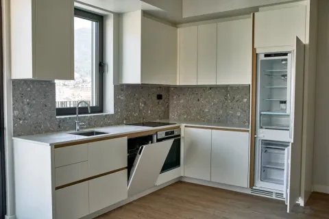 Moderna bijela kuhinja sa ugradnim aparatima. - image 19