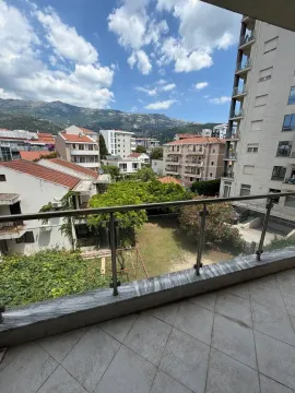 Pogled sa balkona na gradsko naselje i planine u pozadini. - image 6