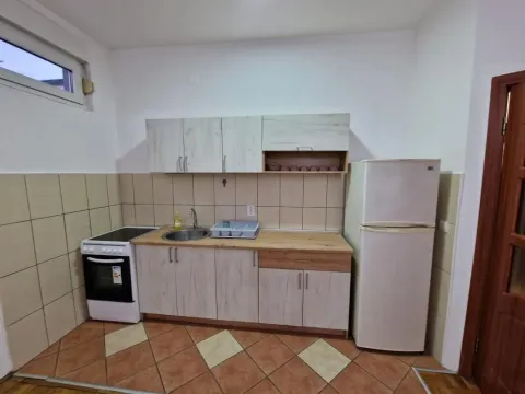 Manja kuhinja sa drvenim elementima, šporetom i frižiderom. - image 7