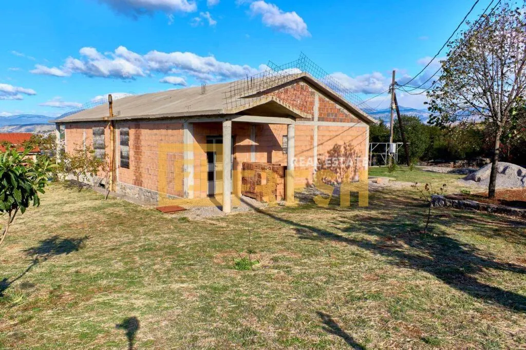 Sale, house, 190m², Kakaricka Gora, Podgorica