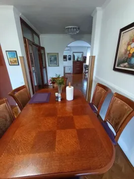 Trpezarija sa drvenim stolom i stolicama u stanu. - image 23