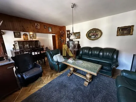Dnevna soba sa garniturom za sedenje i trpezarijom u pozadini. - image 8