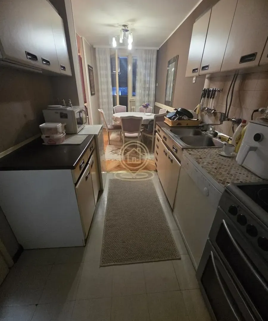 Prodaja, trosoban stan, 85m², Medijana, Niš