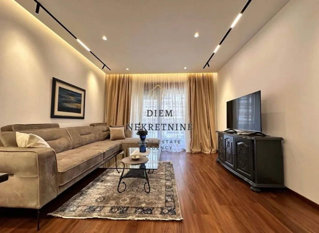 Izdavanje, dvosoban stan, 77m², Master Kvart, Podgorica