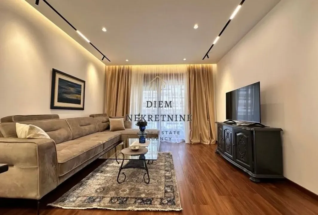 Izdavanje, dvosoban stan, 77m², Master Kvart, Podgorica