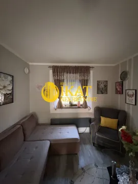 Dnevna soba sa garniturom za sedenje i prozorom. - image 8