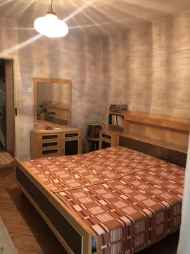 Spavaća soba sa drvenim krevetom, toaletnim stolom i retro tapetama. - image 22