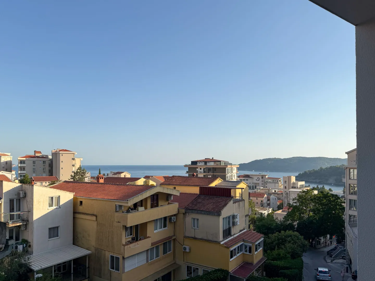 Pogled sa terase na grad i more.