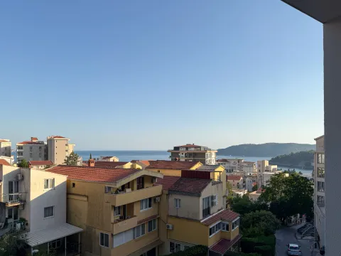 Pogled sa terase na grad i more. - image 2