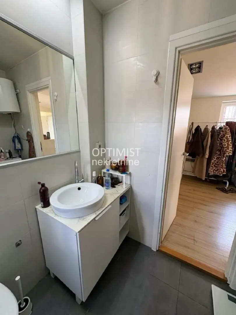 Izdavanje, trosoban stan, 64m², Kosančićev Venac, Beograd