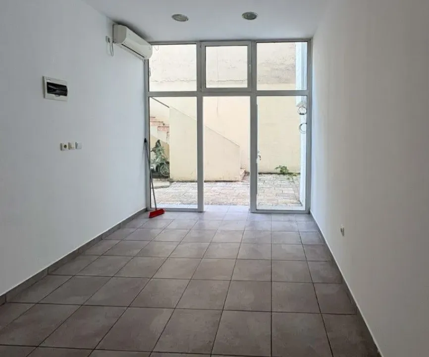 Izdavanje, poslovni prostor, 19m², Centar, Bar