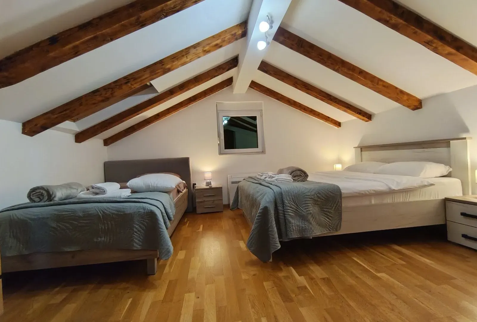 Rent, two bedroom apartment, 88m², Kalimanj, Tivat